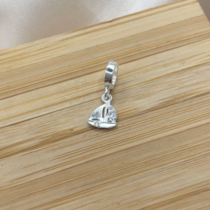 Berloque de prata 925 barquinho cravejado