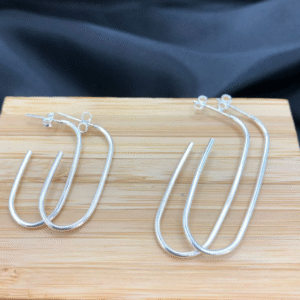 Argola de prata 925 oval fio redondo com tarraxa