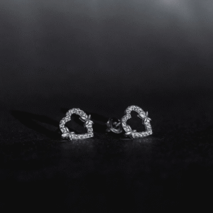 Brinco de prata 925 coração cravejado com borboletas