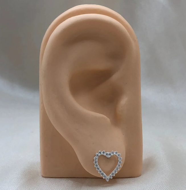 Brinco de prata 925 coração vazado cravejado com detalhes - Imagem 3