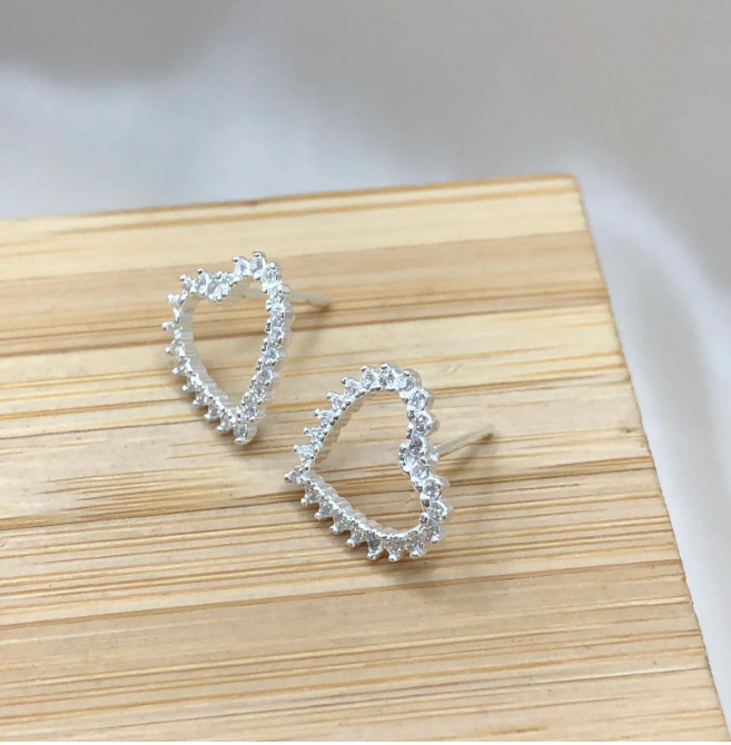 Brinco de prata 925 coração vazado cravejado com detalhes