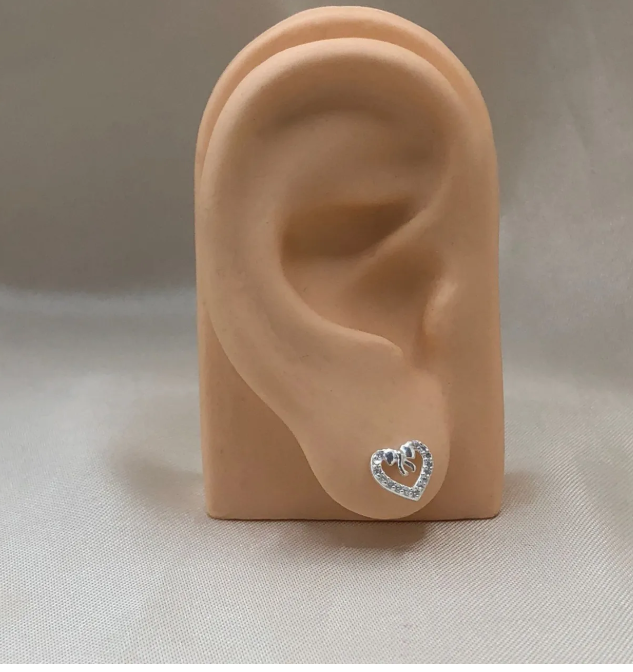 Brinco de prata 925 coração vazado cravejado com laço - Imagem 2