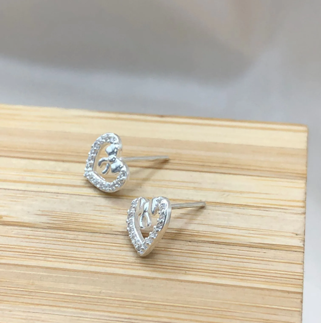 Brinco de prata 925 coração vazado cravejado com laço - Imagem 3