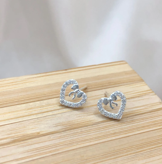 Brinco de prata 925 coração vazado cravejado com laço