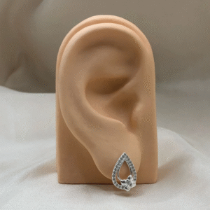 Brinco de prata 925 gota vazada cravejada com borboleta