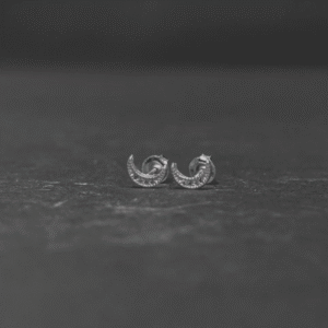 Brinco de prata 925 meia lua cravejado