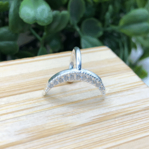 Piercing de prata 925 fake meia lua cravejada