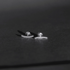 Brinco de prata 925 filete torto cravejado