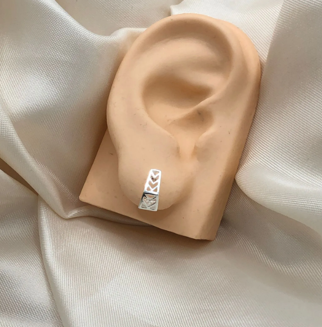 Brinco de prata 925 triangulo retangulo com setas - Imagem 2