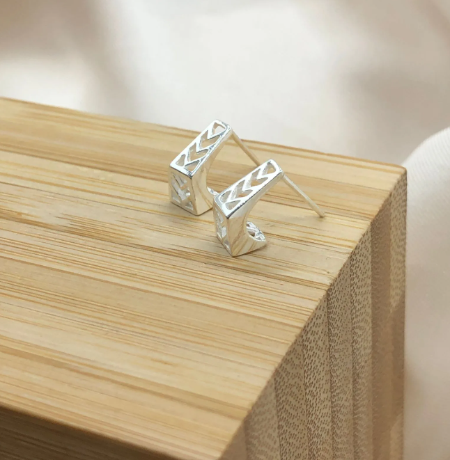 Brinco de prata 925 triangulo retangulo com setas - Imagem 3