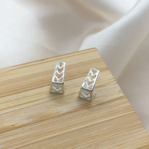 Brinco de prata 925 triangulo retangulo com setas