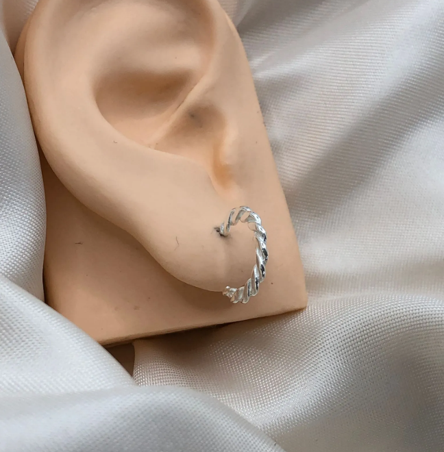 Brinco de prata 925 argola trançada m - Imagem 3