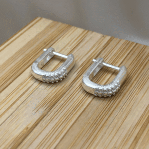 Argola de prata 925 click retangulo meio liso e meio cravejado | Brincos