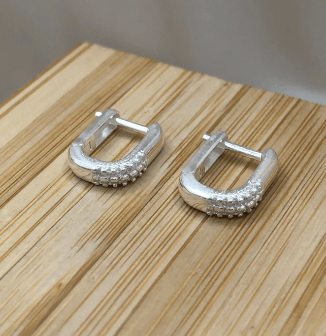 Argola de prata 925 click retangulo meio liso e meio cravejado | Brincos