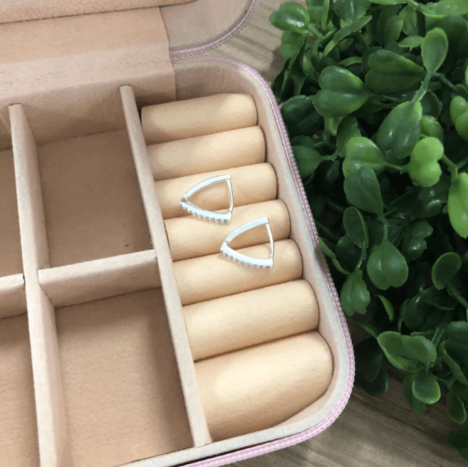 Argola de prata 925 click "v" cravejada | Brincos