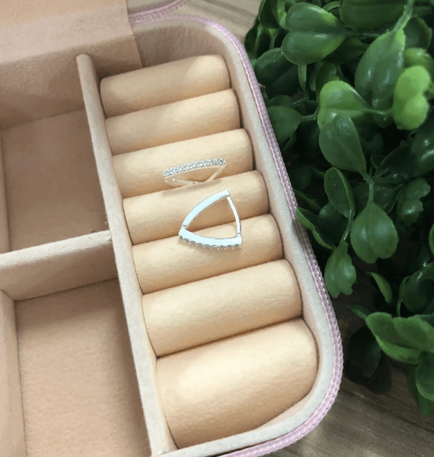 Argola de prata 925 click "v" cravejada | Brincos