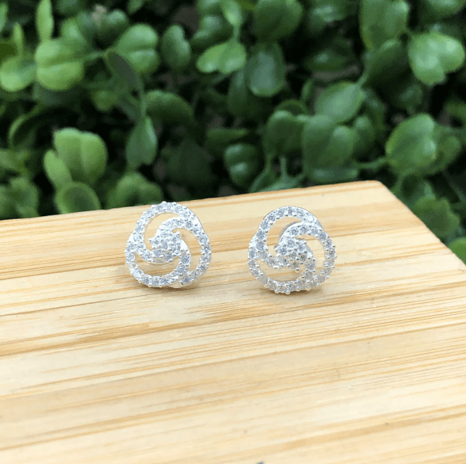 Brinco de prata 925 circulo 3 pétalas cravejadas com flor | Brincos