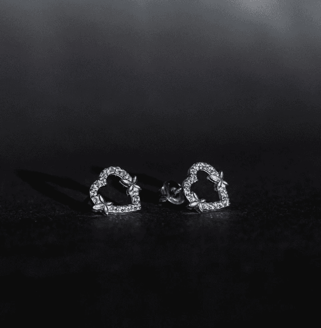 Brinco de prata 925 coração cravejado com borboletas | Brincos