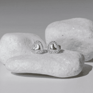 Brinco de prata 925 coração liso com borda cravejado | Brincos