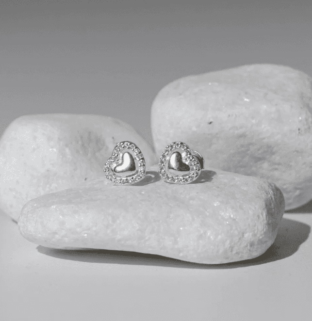 Brinco de prata 925 coração liso com borda cravejado | Brincos