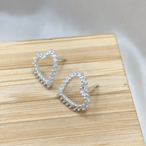 Brinco de prata 925 coração vazado cravejado com detalhes | Brincos