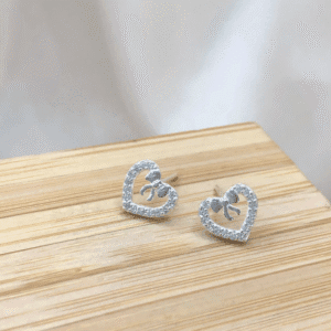 Brinco de prata 925 coração vazado cravejado com laço | Brincos