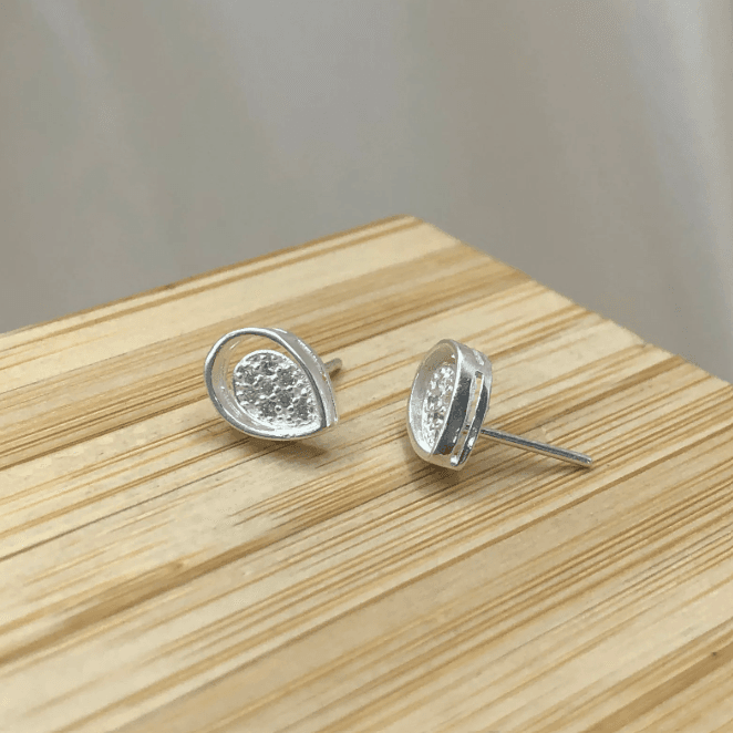 Brinco de prata 925 gota vazada com detalhe cravejado | Brincos