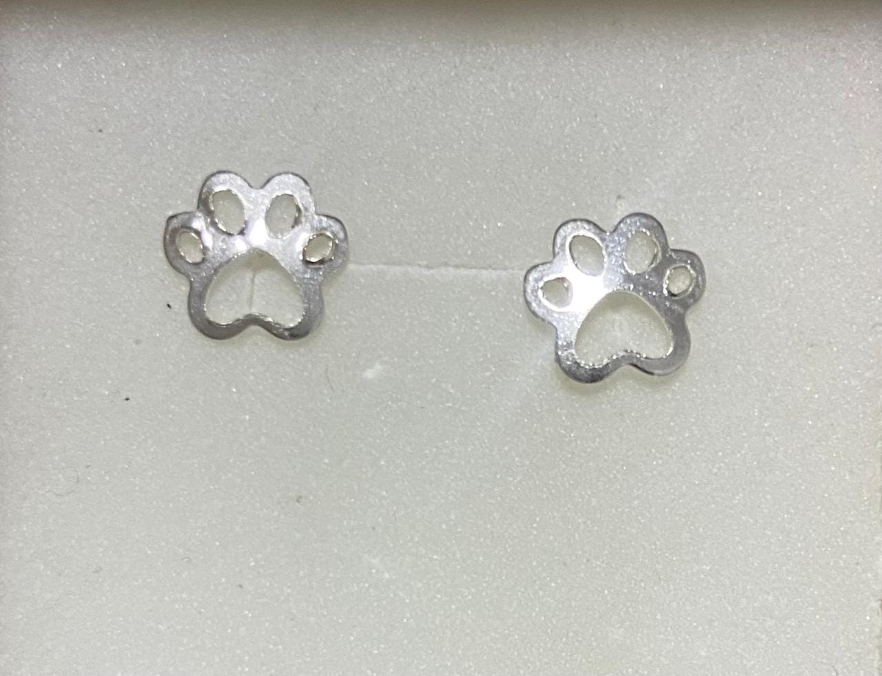 Brinco de prata 925 patinha de cachorro vazada | Brincos