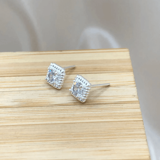 Brinco de prata 925 quadrado pedra zirconia com borda torcida | Brincos