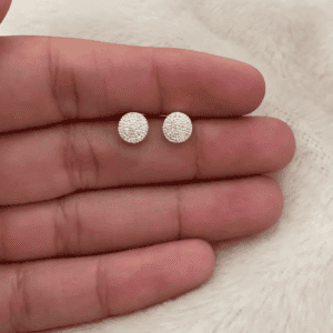 Brinco de prata 925 redondo cravejado | Brincos