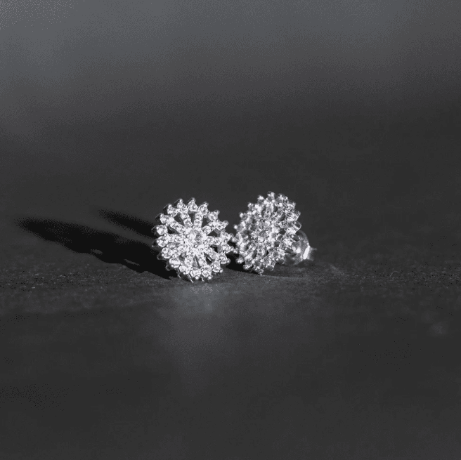 Brinco de prata 925 redondo cravejado com detalhes | Brincos