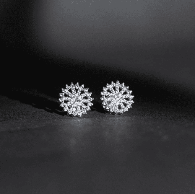 Brinco de prata 925 redondo cravejado com detalhes | Brincos