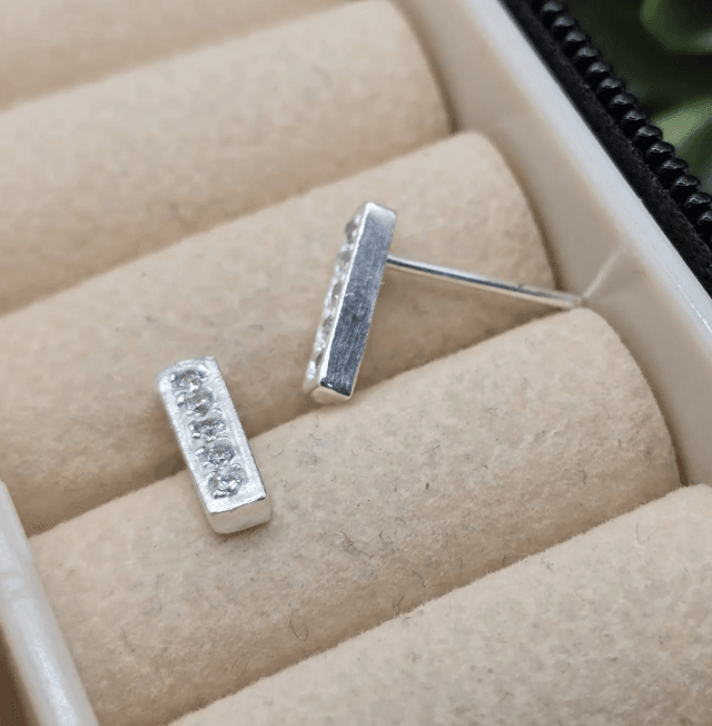 Brinco de prata 925 retângulo Pequeno cravejado | Brincos