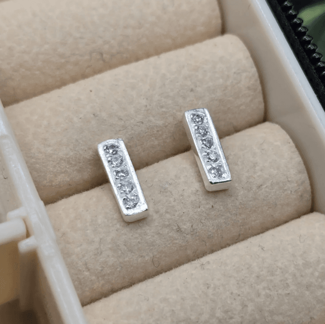 Brinco de prata 925 retângulo Pequeno cravejado | Brincos