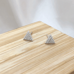 Brinco de prata 925 triangulo cravejado com zirconia | Brincos