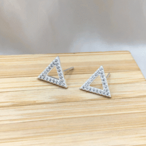 Brinco de prata 925 triangulo vazado cravejado | Brincos