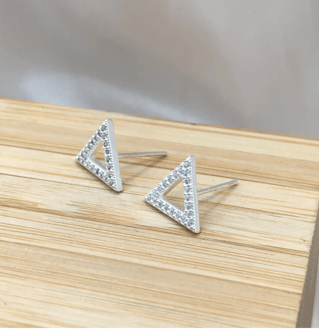 Brinco de prata 925 triangulo vazado cravejado | Brincos