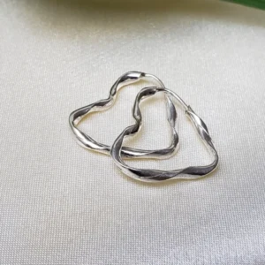 Brinco coração torcido de encaixe em prata 925 2,0 CM