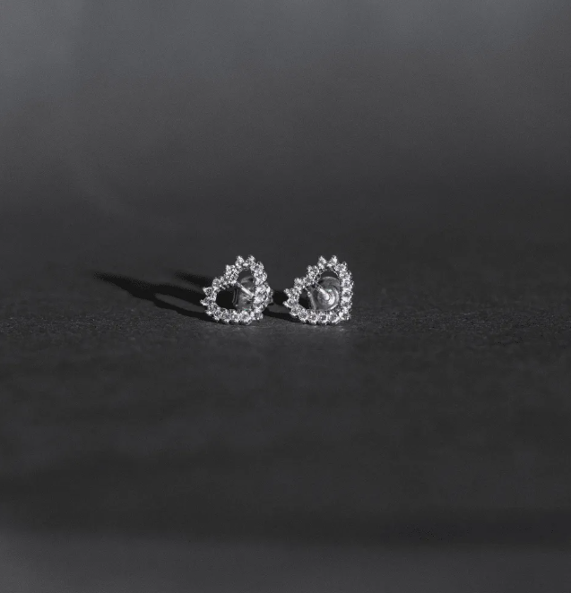 Brinco de prata 925 coração vazado cravejado com detalhes - Imagem 4