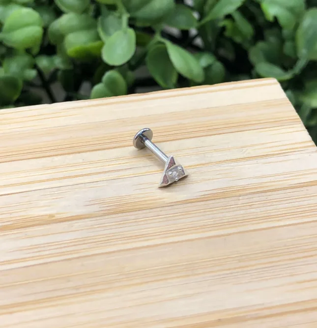 Piercing de prata 925 de furo h8 triângulo com zircônia base reta para labret, helix e tash rock | Piercing