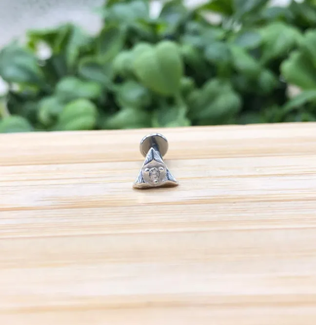 Piercing de prata 925 de furo h8 triângulo com zircônia base reta para labret, helix e tash rock | Piercing