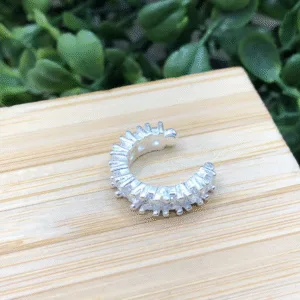 Piercing de prata 925 fake trabalhado com pedras zirconias | Piercing