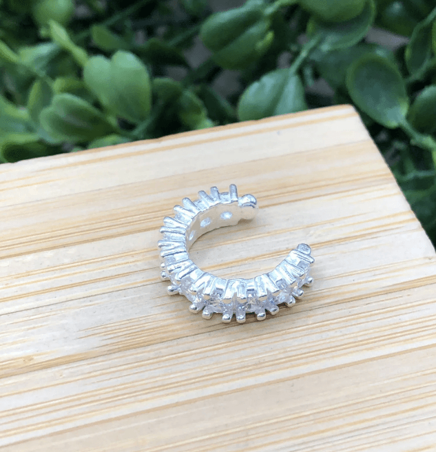 Piercing de prata 925 fake trabalhado com pedras zirconias | Piercing