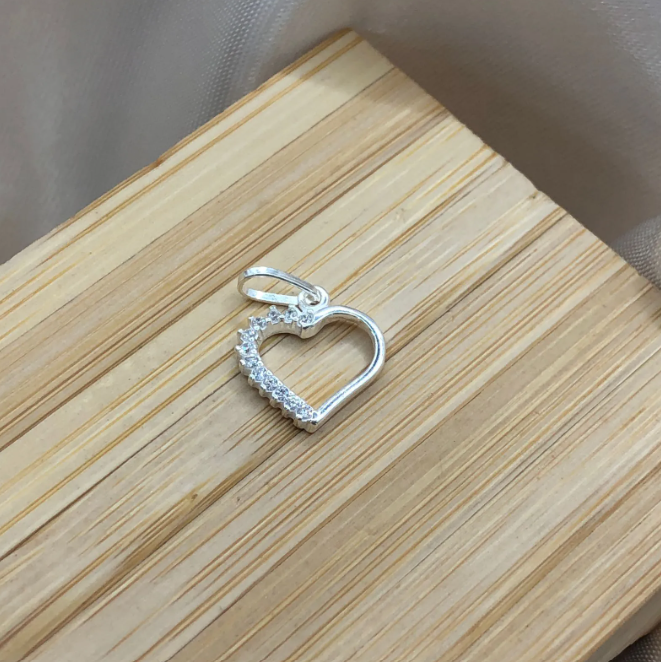 Pingente de prata 925 coração vazado com lado cravejado | Pingentes