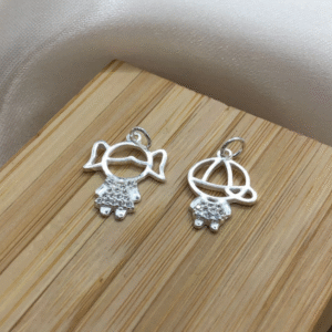 Pingente de prata 925 menino ou menina com roupa cravejada | Pingentes