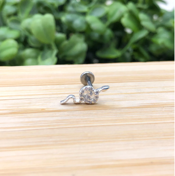 Piercing de prata 925 de furo h8 cobra cravejada base reta para labret, helix e tash rock - Imagem 2