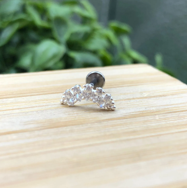 Piercing de prata 925 de furo h6 curvado com gotas zircônia base reta para tragus, helix e tash rock - Imagem 2