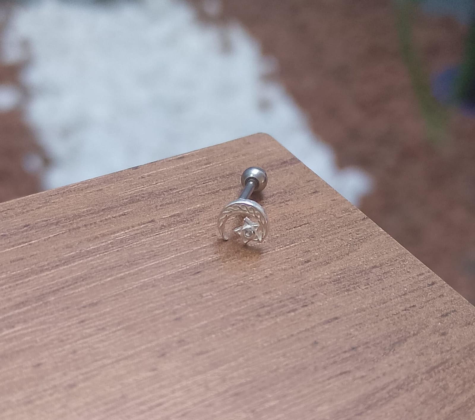 Piercing de prata 925 de furo h7 meia lua com detalhe Estrela cravejada base bolinha para tragus, helix e tash rock