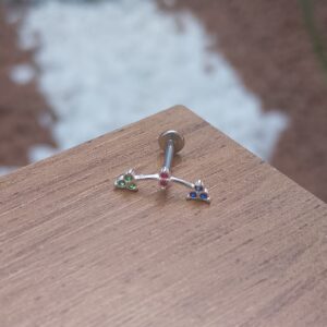 Piercing de prata 925 dois triângulos cravejados com detalhe para hélix, tragus, lóbulo e tash rock