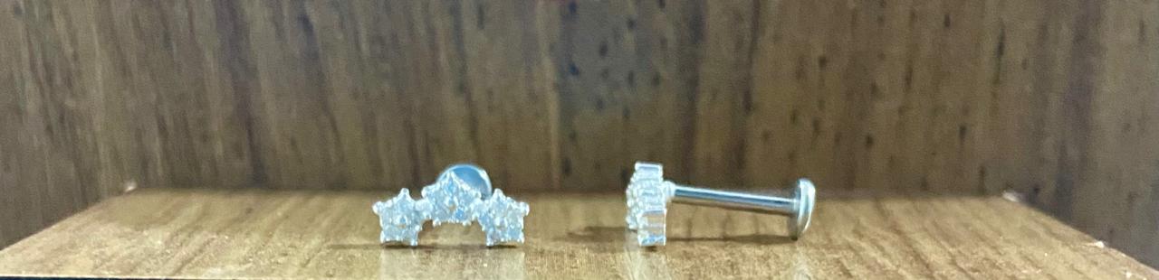 Piercing de prata 925 de furo h8 três florzinha com zircônia base reta para tragus, helix e tash rock - Imagem 2